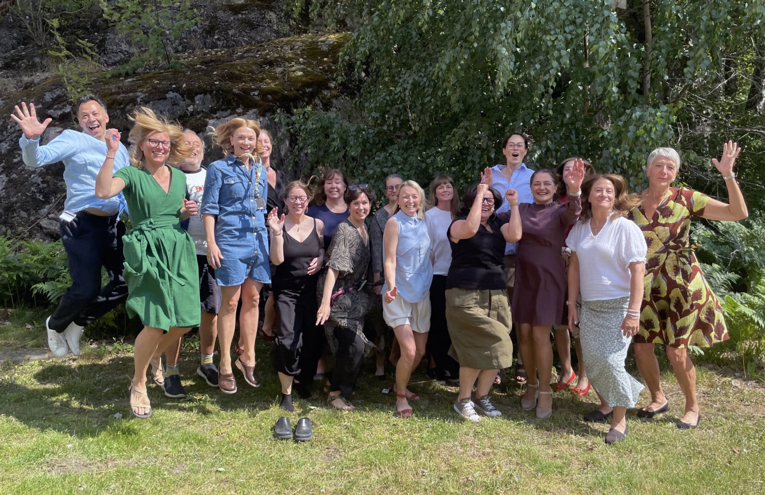 Gruppbild på avdelningen för arbetsterapi när de hoppar.